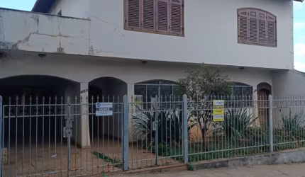 Casa à venda no centro de Alfenas-MG