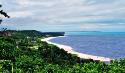 Lote à venda em condomínio fechado de alto padrão em Porto Seguro, a poucos minutos das praias paradisíacas e com excelente infraestrutura.