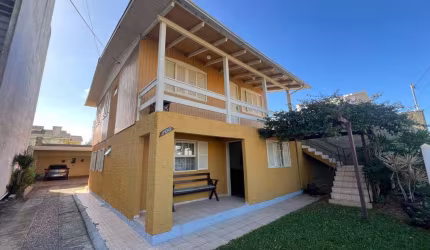 Casa com 3 dormitórios para alugar por R$ 1.300/mês - Centro - Balneário Arroio do Silva/SC