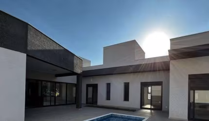 Casa térrea em condomínio alto padrão