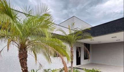 Casa com excelente acabamento em condomínio fechado
