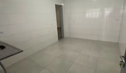 casa ao lado da estação