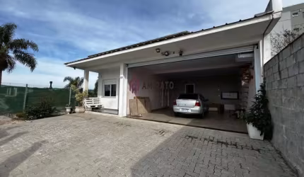 Casa semimobiliada com churrasqueira em Santa Catarina, Farroupilha - Venda