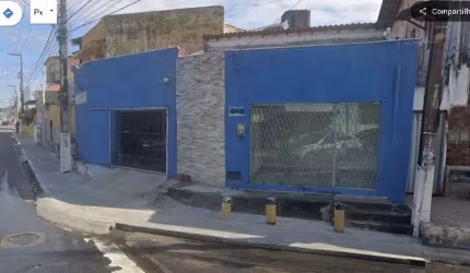 casa com sala comercial, garagem, lado da sombra.