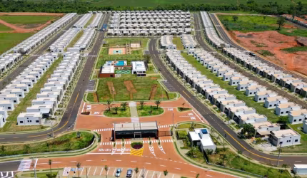 Casa térrea - Cond. Fenhouse - 3 Dormitórios, quintal grande e próximo à Portaria e Lazer do condomínio
