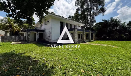 Laura de Freitas - 3.300m² - 4 quartos sendo 3 suítes - 80% plano - Piscina - Quiosque c/ churrasqueira - 3 vagas - Condomínio c/ infraestrutura