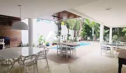 Alphaville I - 750m² total - 5 quartos sendo 3 suítes - Cozinha integrada à piscina - Deck - 7 banheiros sendo 1 Lavabo - 4 vagas