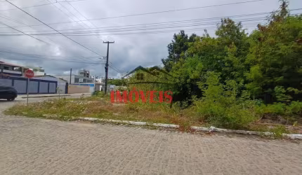 Terreno de esquina com acesso calçado próximo a praia.