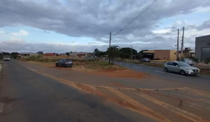 Área comercial na região do Garavelo, 100% plana, cabeça de quadra. Aluga sem fiador.