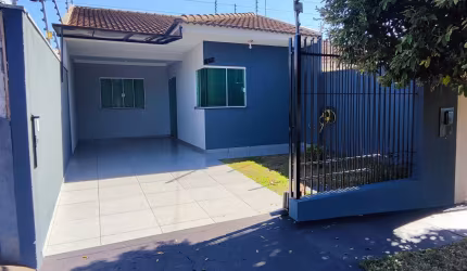 Casa com móveis planejados e edícula