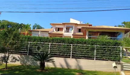 Linda casa em condomínio com vista de frente ao lago maravilhoso.
