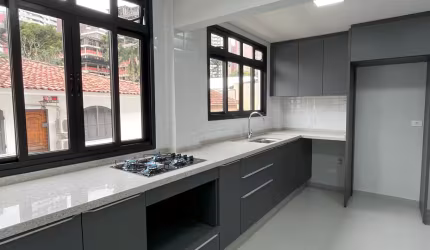 Apartamento todo reformado no Água Verde – Curitiba/PR