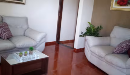 VENDO CASA NA ZONA LESTE DE LONDRINA, PRONTA PARA MORAR!!!