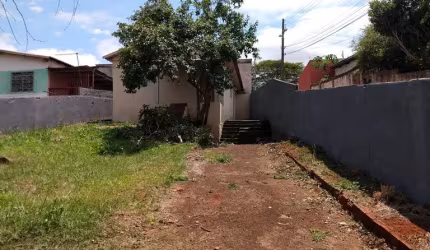 Jd. Califórnia - Alvenaria - sozinha no quintal