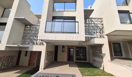 Sobrado Médio / Alto Padrão em Condomínio no Mercês