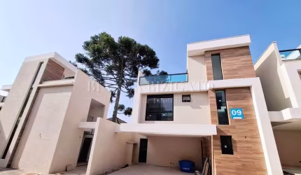Casa em Condomínio em Localização Privilegiada em Santa Felicidade!