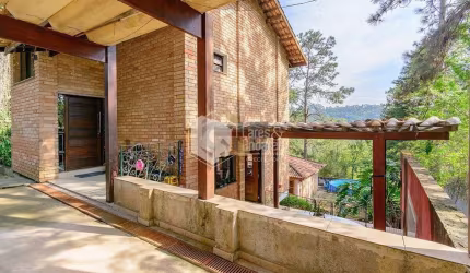 Casa em Condomínio fechado com 4 dormitórios, sendo 3 suítes à venda com 2 vagas cobertas  - Granja