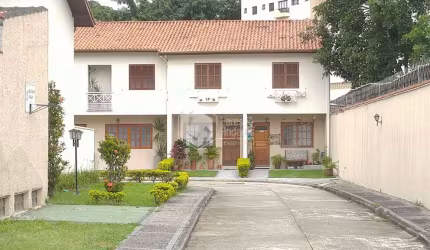 Sobrado à venda, 118m² com 2 suítes, 2 vagas em condomínio fechado com vaga para visitantes em rua