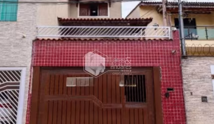 SOBRADO À VENDA, COM 3 DORMS SENDO UMA SUÍTE, ARMARIO NA COZINHA E  QUARTOS, 2 VAGAS  - VILA SANTA