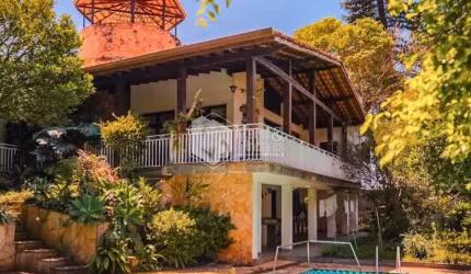 Casa tipo para venda com 4 quartos, sendo 2 suítes, 380m²
