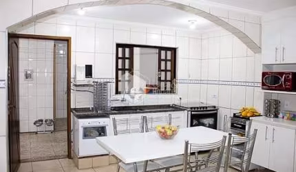 Casa tipo para venda com 6 quartos, sendo 2 suítes, 242m²