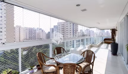 Apartamento tipo para venda com 3 quartos, sendo 3 suítes, 226m²