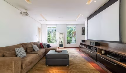 Casa tipo para venda com 5 quartos, sendo 4 suítes, 528m²
