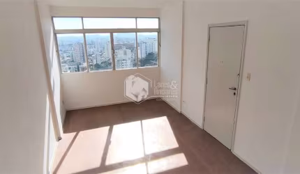 APARTAMENTO À VENDA, COM 59M² 2 AMPLOS DORMITÓRIOS COM ARMÁRIOS EMBUTIDOS, SALA AREJADA COM PISO LA