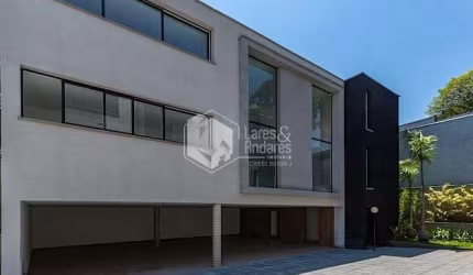 Casa em condomínio para venda com 4 quartos, sendo 4 suítes, 712m²