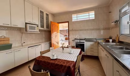 Casa tipo para venda com 3 quartos, 178m²