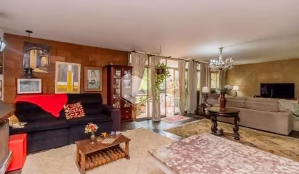 Casa tipo para venda com 6 quartos, sendo 2 suítes, 239m²