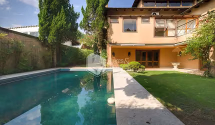 Casa tipo para venda com 4 quartos, sendo 3 suítes, 750m²