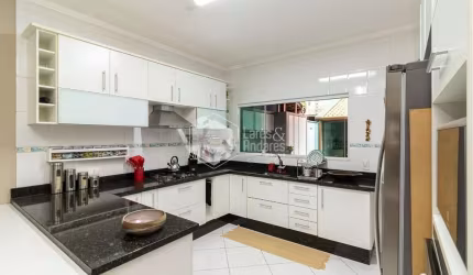 Sobrado para venda com 3 quartos, sendo 2 suítes, 300m²