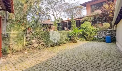 Casa no condomínio Clube Castelo para venda com 3 quartos, sendo 2 suítes, 306m²