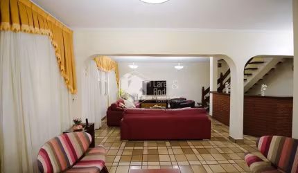 Casa de vila para venda com 5 quartos, sendo 2 suítes, 310m²