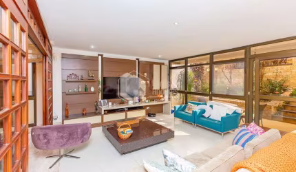 Casa tipo para venda com 5 quartos, sendo 3 suítes, 352m²