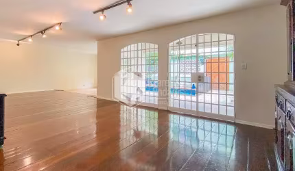 Casa tipo para venda com 3 quartos, sendo 1 suíte, 440m²