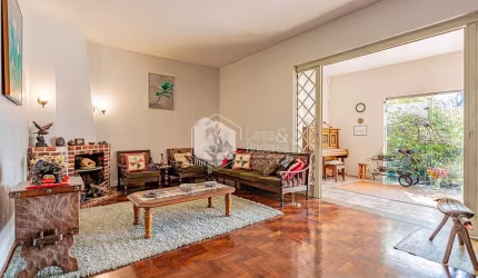 Casa tipo para venda com 4 quartos, sendo 2 suítes, 258m²