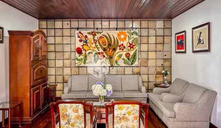 Casa de vila para venda com 4 quartos, sendo 1 suíte, 420m²