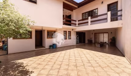 Sobrado para venda com 3 quartos, sendo 3 suítes, 248m²