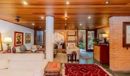 Casa tipo para venda com 4 quartos, sendo 2 suítes, 310m²