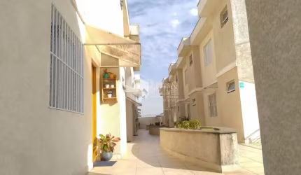 Sobrado à venda, com 83m²  2 suítes e 2 vagas, impecável semi novo com piso em porcelanato e sol da