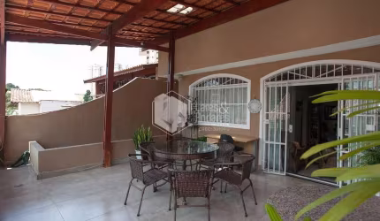 Casa tipo para venda com 3 quartos, sendo 1 suíte, 191m²