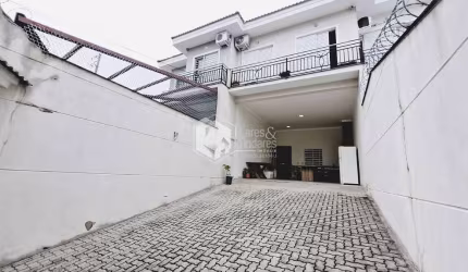 Sobrado para venda com 5 quartos, sendo 2 suítes, 136m²