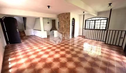 CASA À VENDA COM TERRENO DE 1500 M², POÇO ARTESIANO, 4 DORMS (2 SUITES), 3 SALAS, SENDO 1 COM LAREI