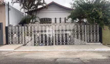 CASA À VENDA, COM 270M² COM 3 DORMS SENDO 2 SUÍTES, EDÍCULA E CHURRASQUEIRA, VAGA PARA ATÉ 5 CARROS