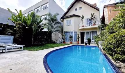 Casa tipo para venda com 4 quartos, sendo 4 suítes, 395m²