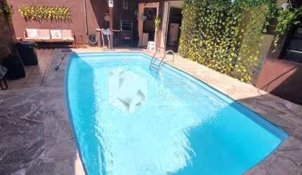 CASA À VENDA, COM 240 M², 3 DORMS (1 SUÍTE COM HIDRO), COZINHA COM MÓVEIS PLANEJADOS, ÁREA DE LAZER