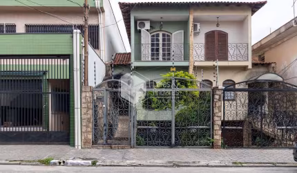 Casa tipo para venda com 4 quartos, sendo 2 suítes, 385m²