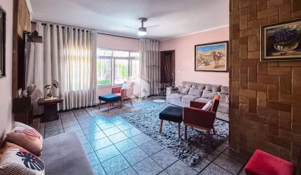 Casa tipo para venda com 5 quartos, sendo 2 suítes, 275m²